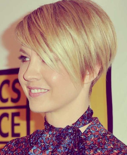 15 Stylish short haircuts: completely short hairstyle with side bangs
