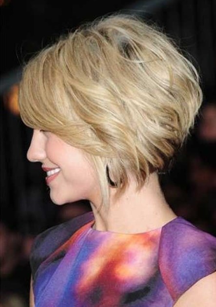 15 short haircuts for women: an elegant stacked bob