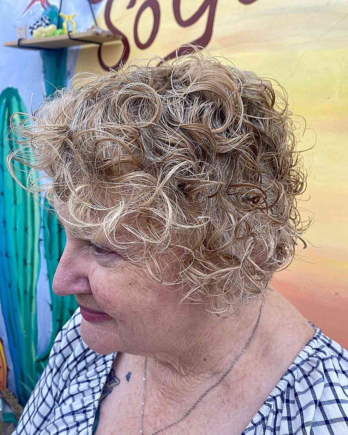 Short curly hair length of jaw with a 60 -year -old blond color
