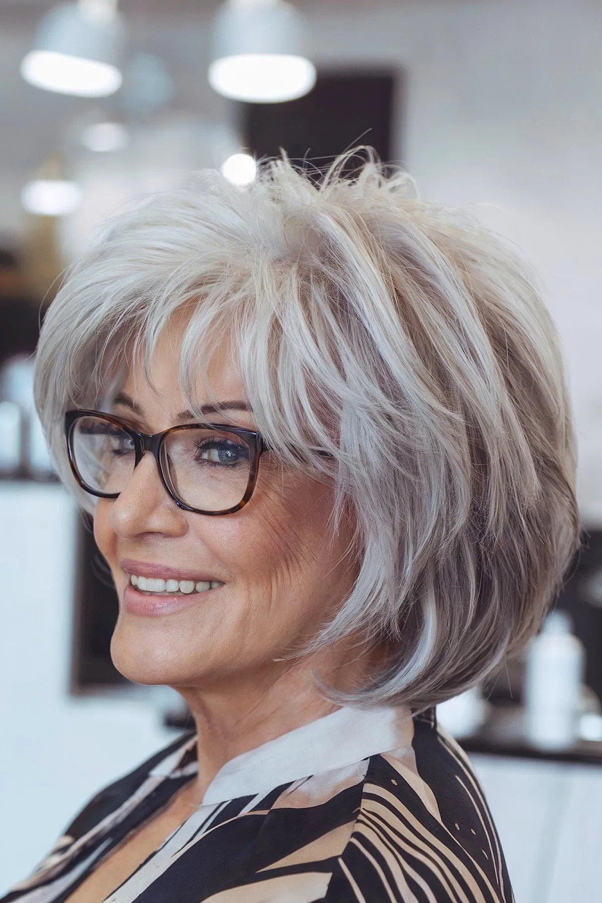 Short hair rude with fluctuating layers with feathers and plays for the elderly more than 60 with glasses