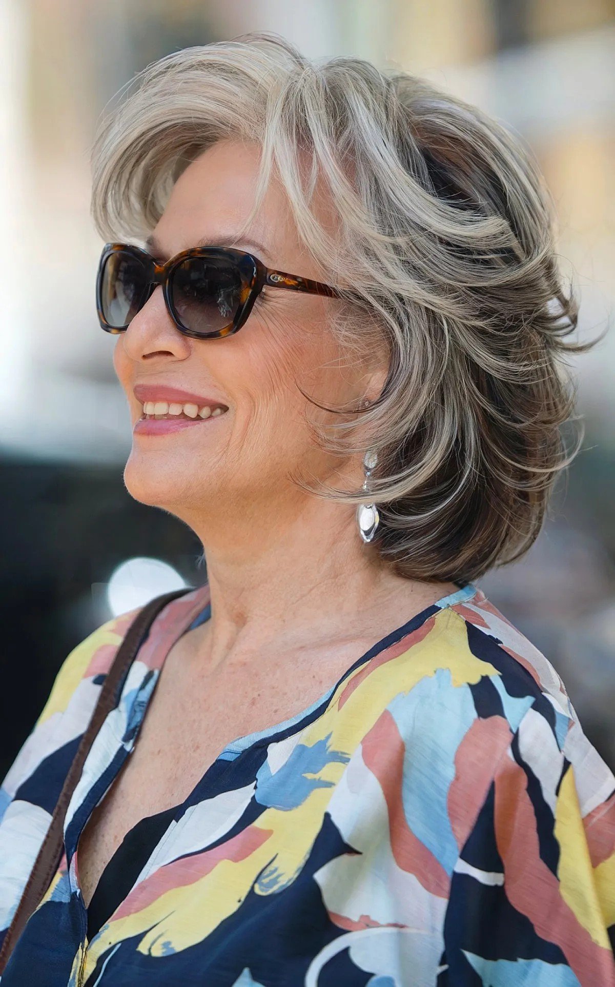 Cut the neck with short layers of feathers on black women over 60