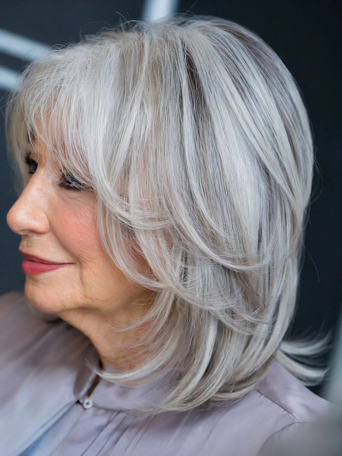Multi -layer straight hair with the most prominent silver for older women between the ages of 60 years with medium pieces