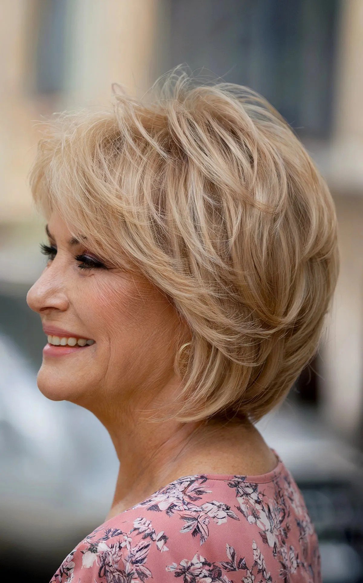 Bra bob blond sand in the neck bob with mysterious layers for the elderly over the age of 60