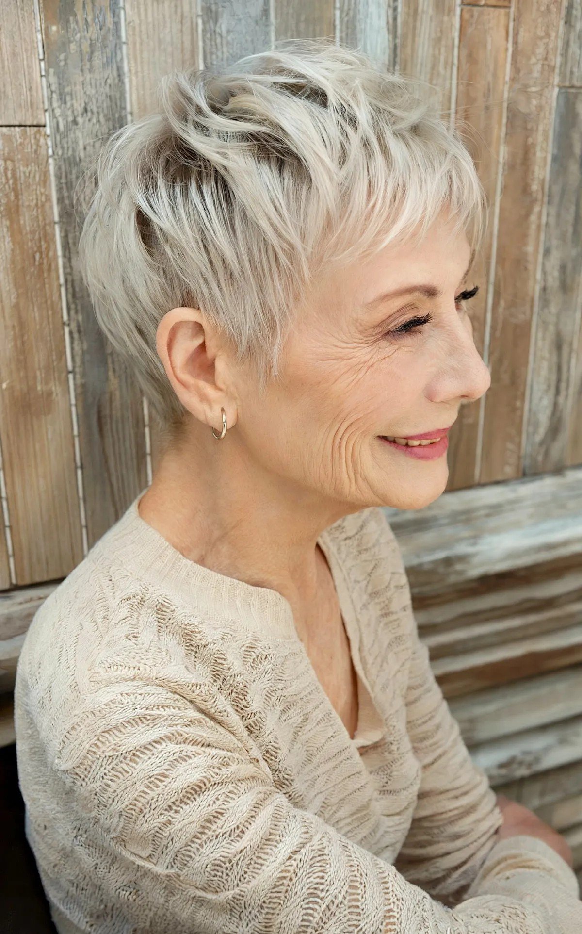 Short bixi hair be pointed from feathers with volatile bangs of older women between the ages of 60 years