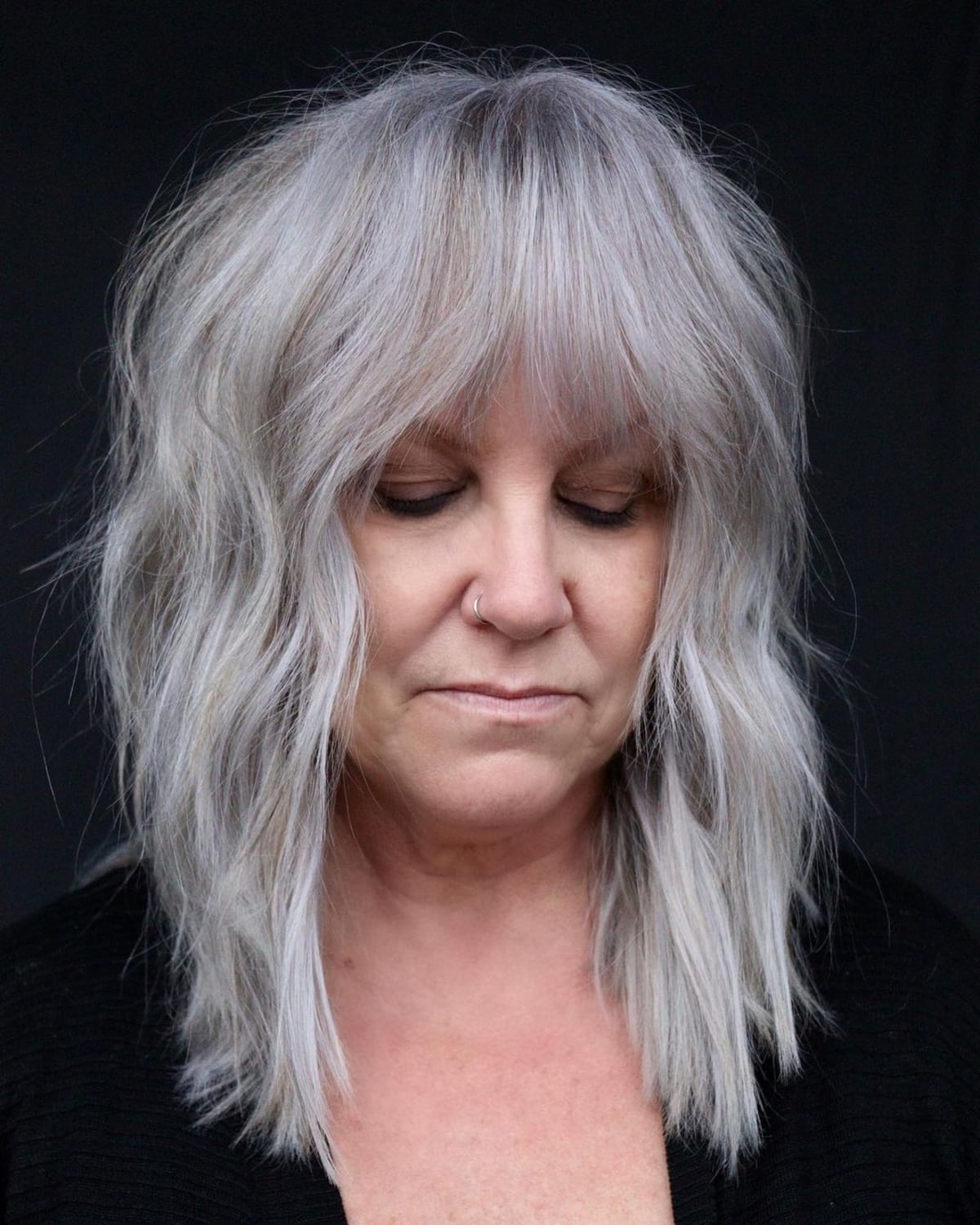 The shoulder length is made of the shoulder made of women over 60 years