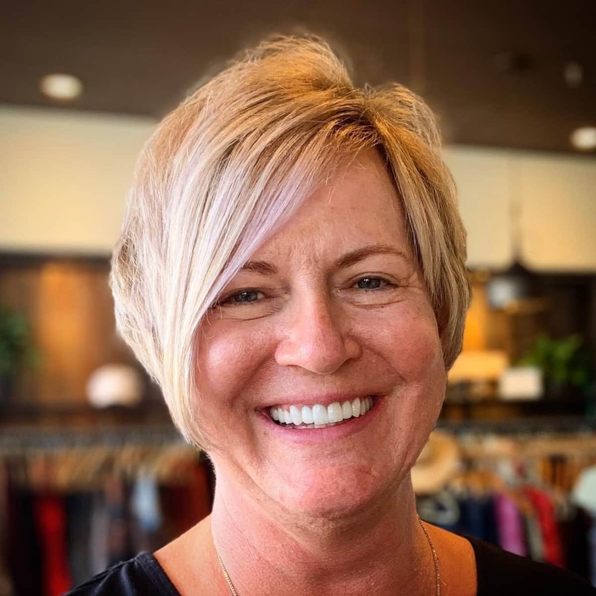 An unresponsive haircut with layers of women in the 1960s with soft hair