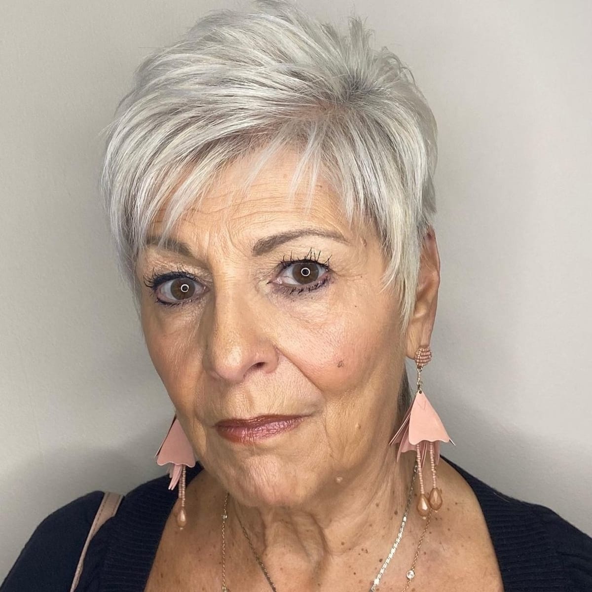Unlifent cut for women over 60 years with gray hair