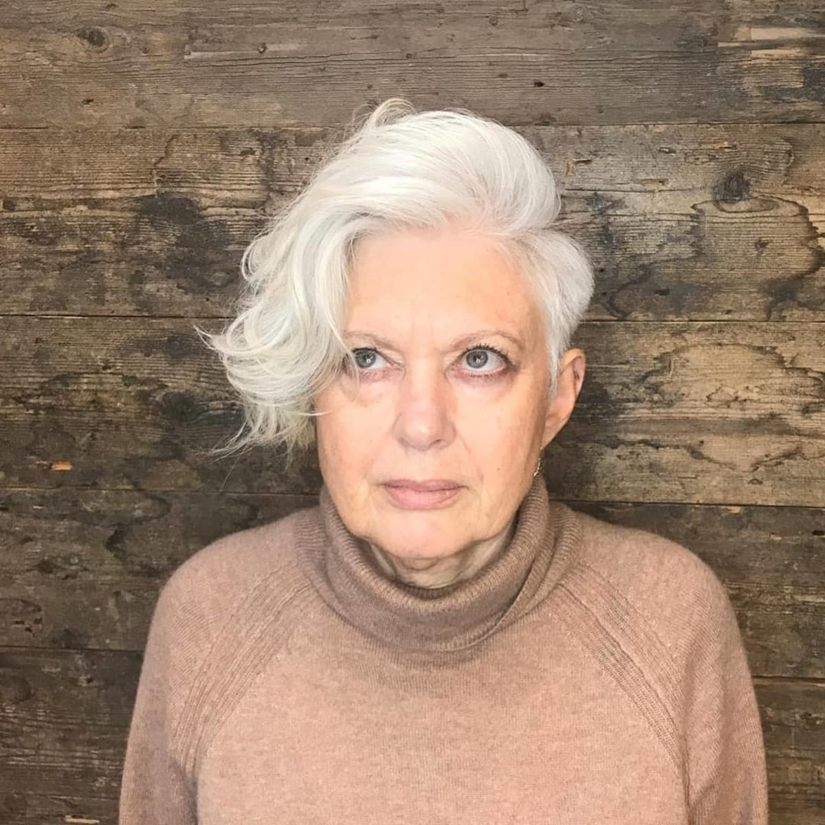 Pixie, long respiratory with a 60 -year -old side part