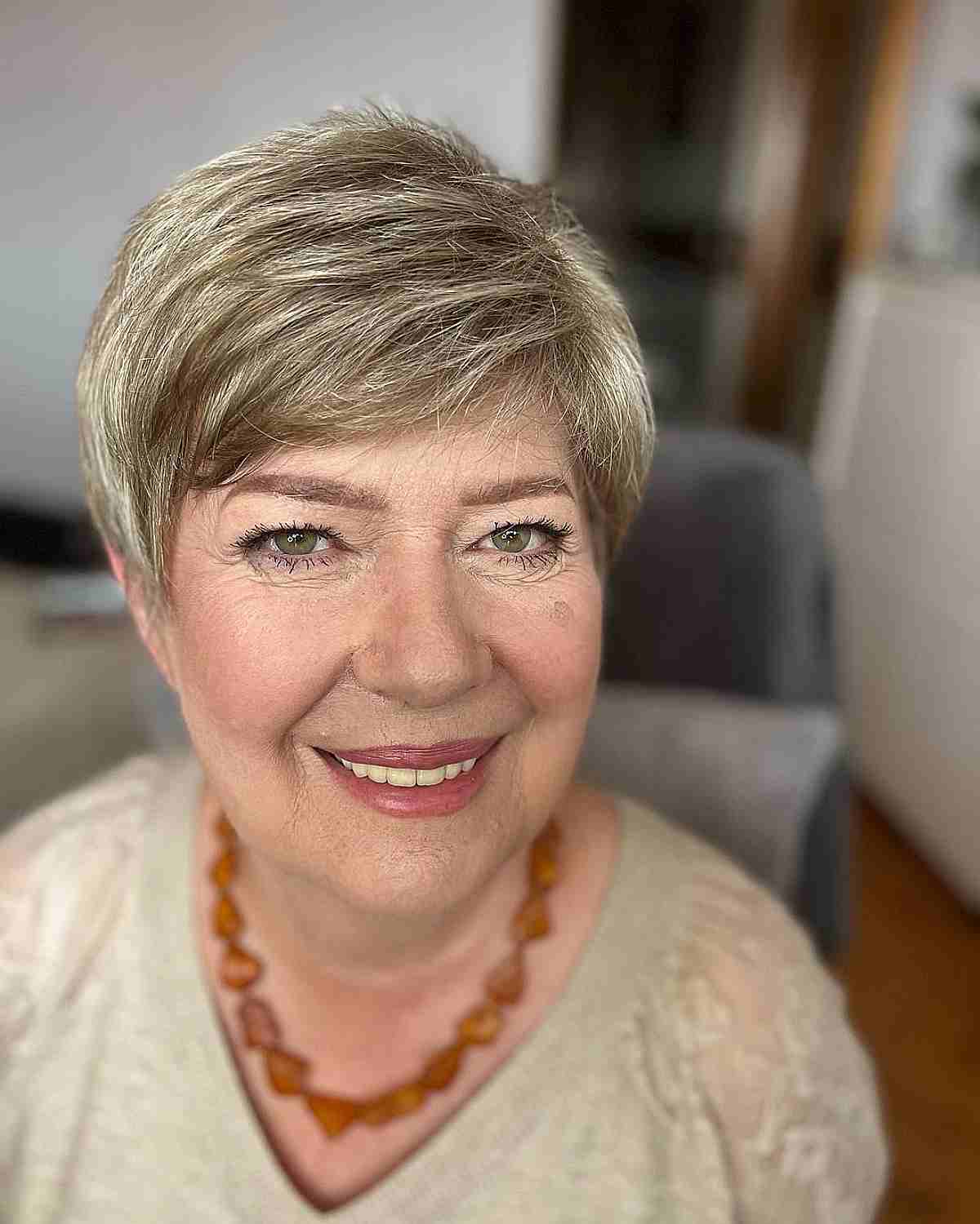 Blonde cuts with 60 -year -old layers with round faces