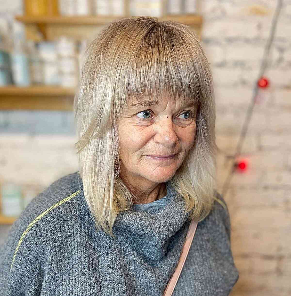 The most prominent frustration on the hair of the mid -length blond with explosions for women in the sixties