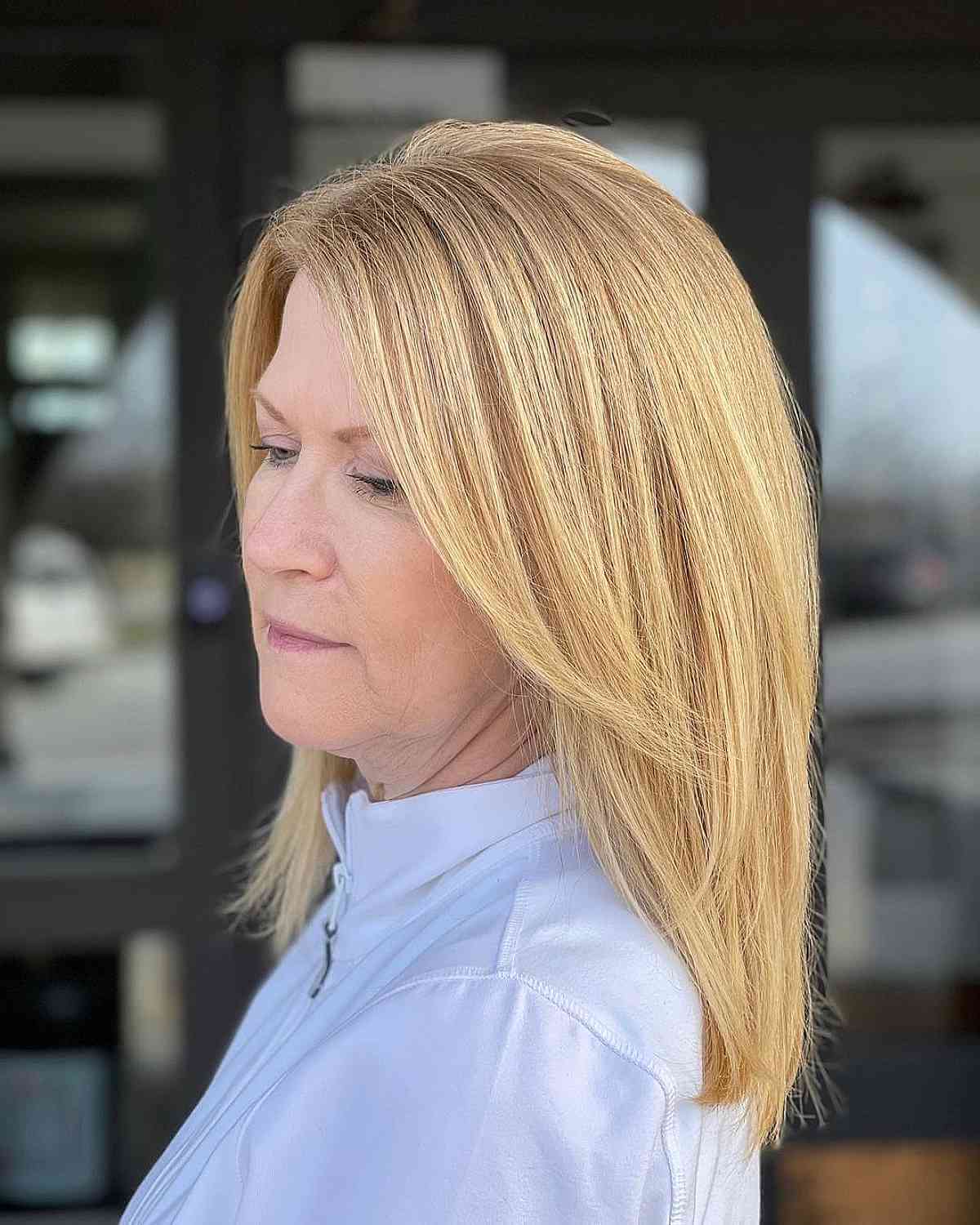 Mid -length blond for fine -haired women over 60 years