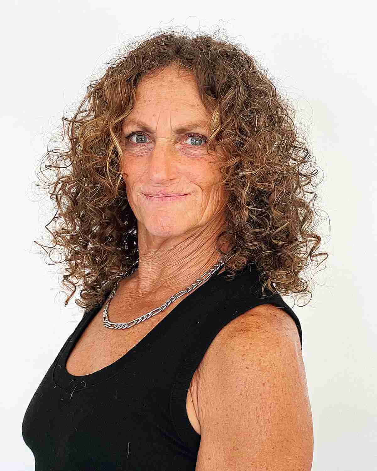 Curls of medium medium -middle hair for women more than sixty