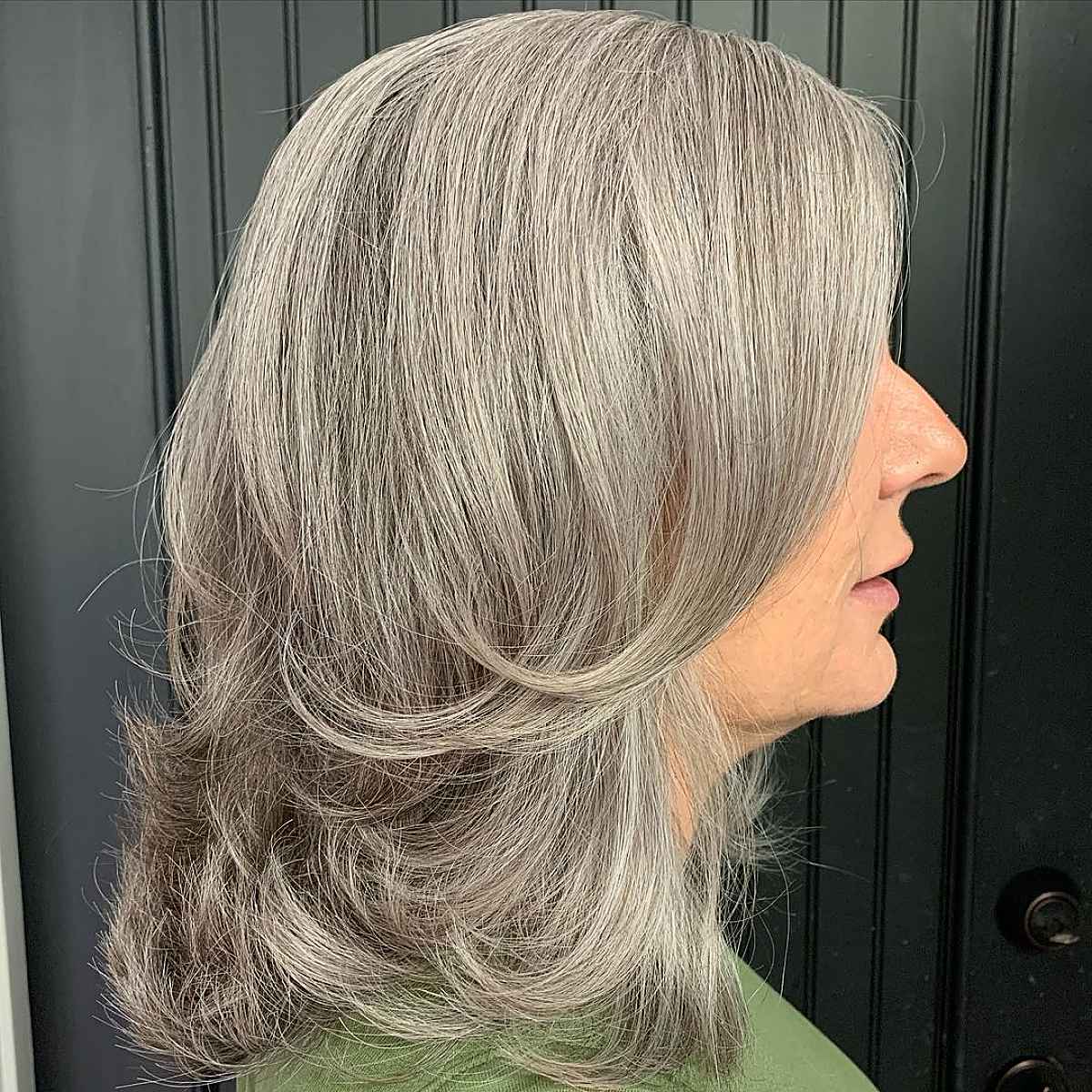 Mid -length pieces with feathers for past women 60