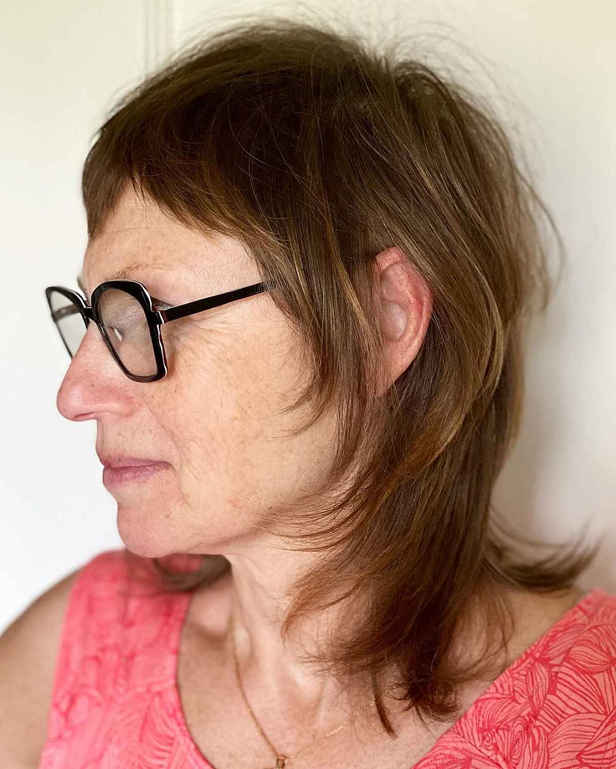 The shoulder hairstyle with women glasses in the 1960s