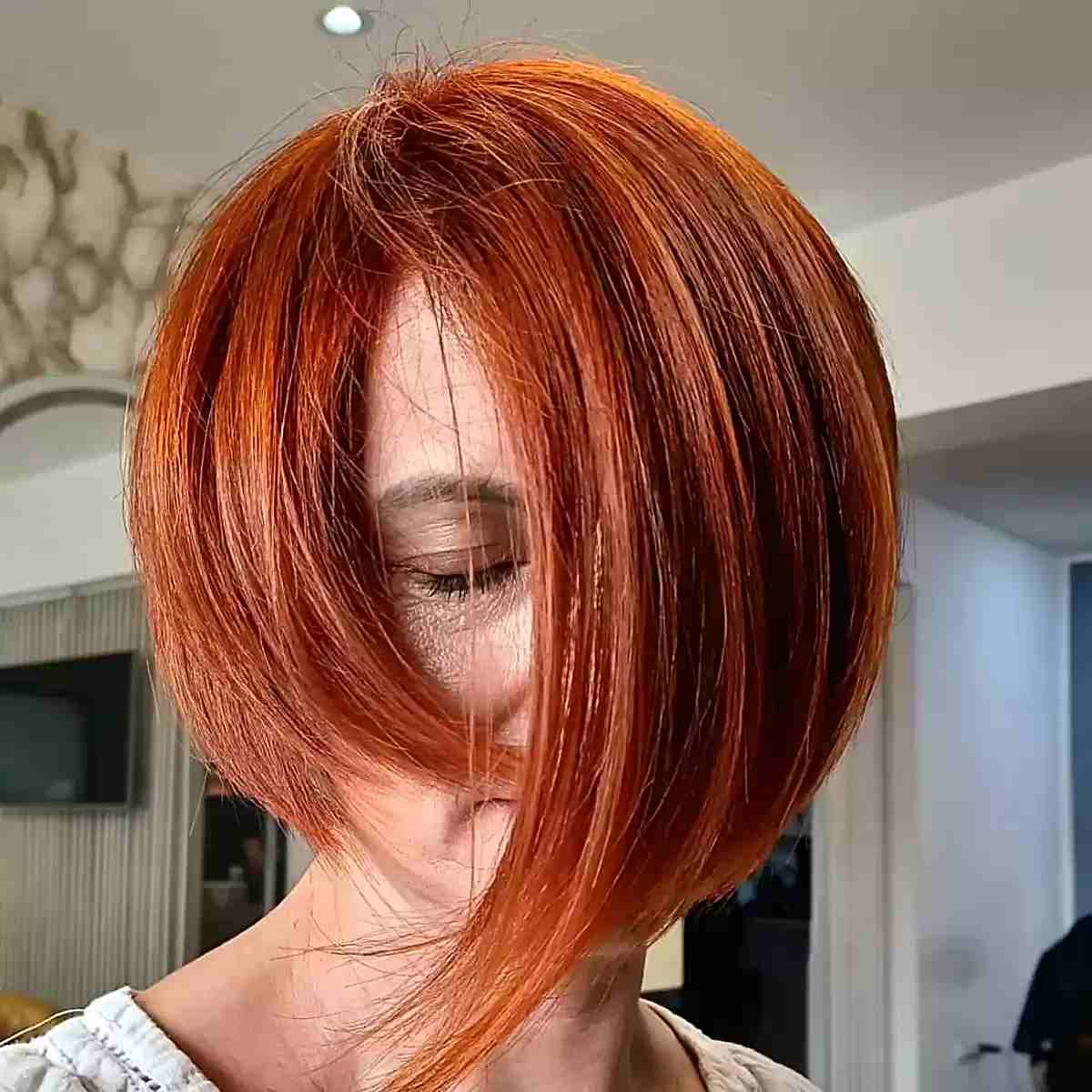 Short red orange cuts for women between 60 years old