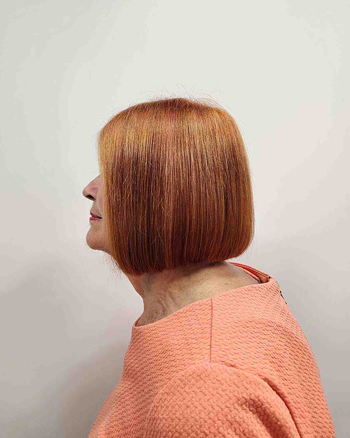 A short haircut inspired by falling with the color of the 60 -year -old natural ginger