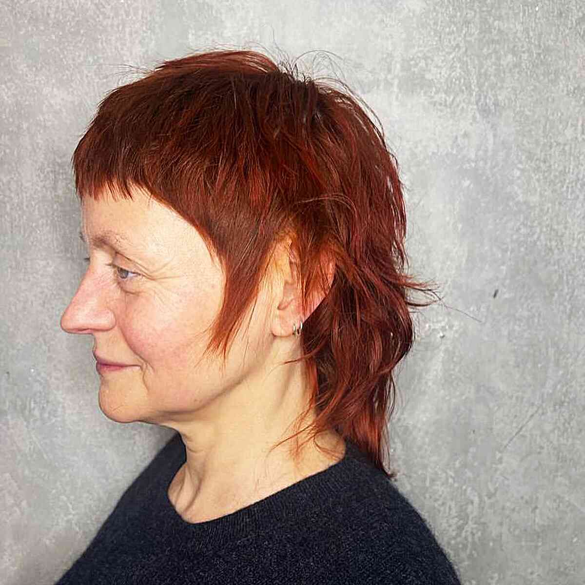 Red small mullet with small bangs for the 60 -year -old autumn season