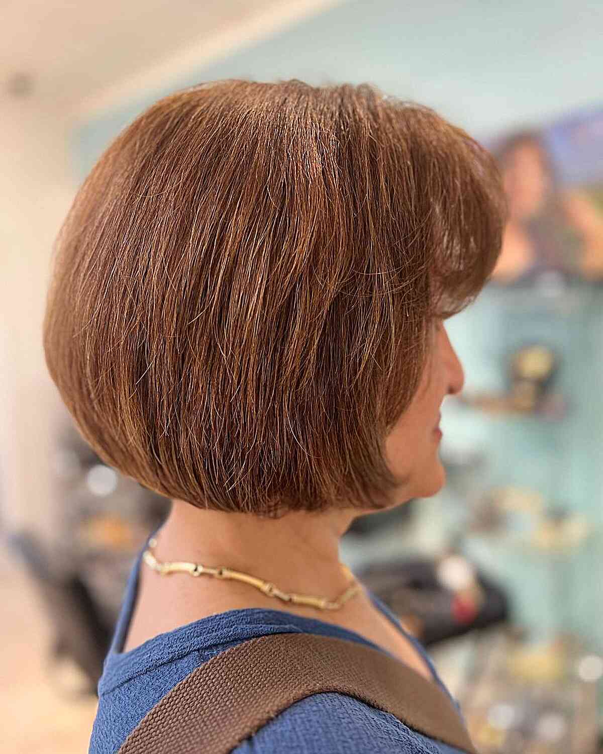 Rich Brown Brown's short hair for autumn and elderly people over the age of 60