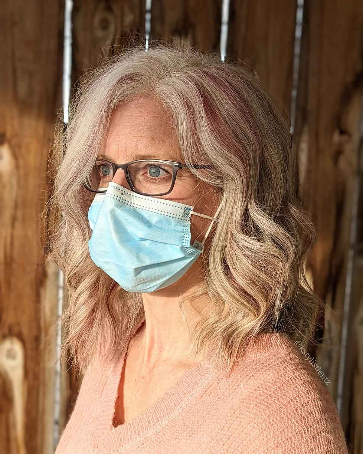 Loop wavy over older women in the age of sixty with glasses