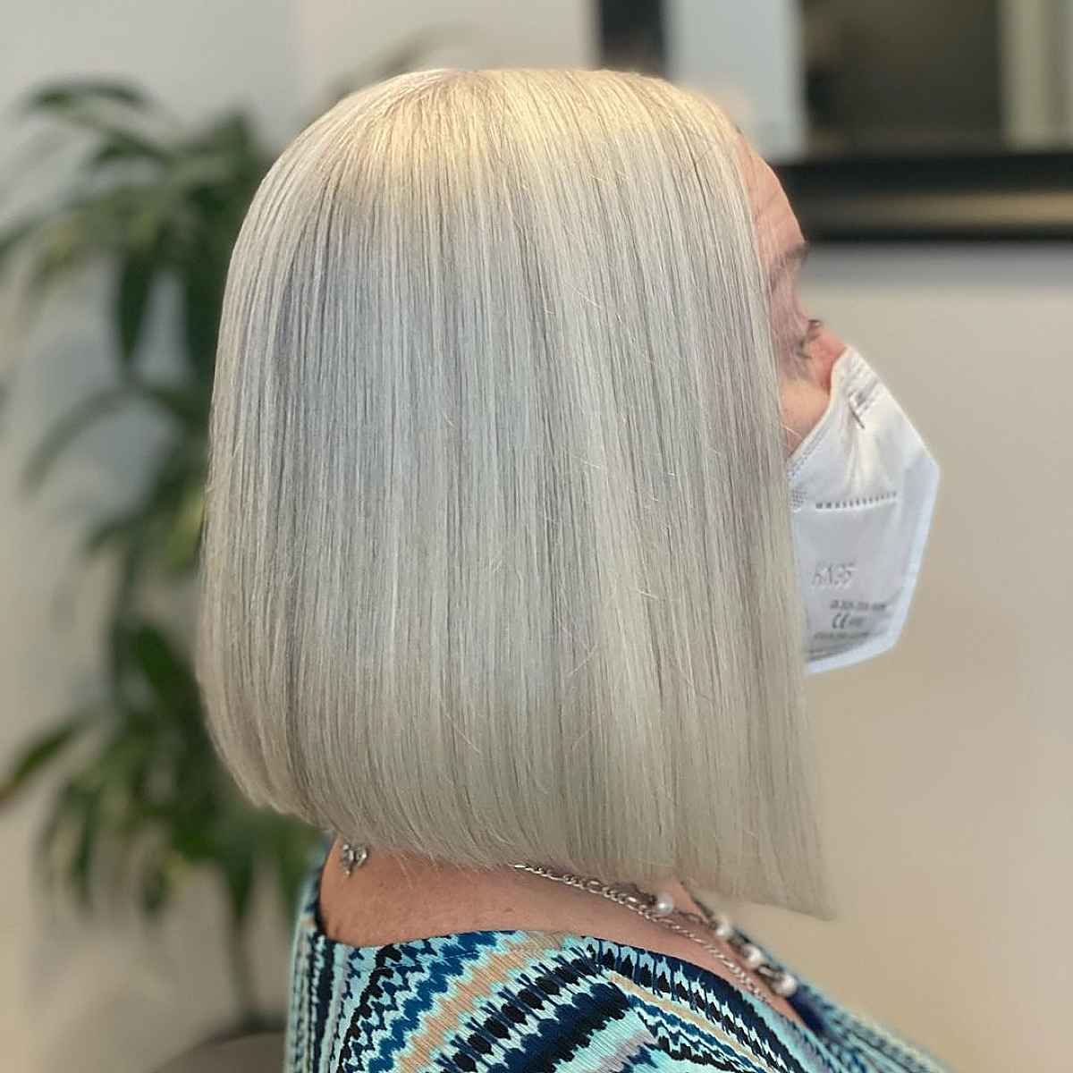 Bob cut a long and elegant seat for women in his sixty -year -old