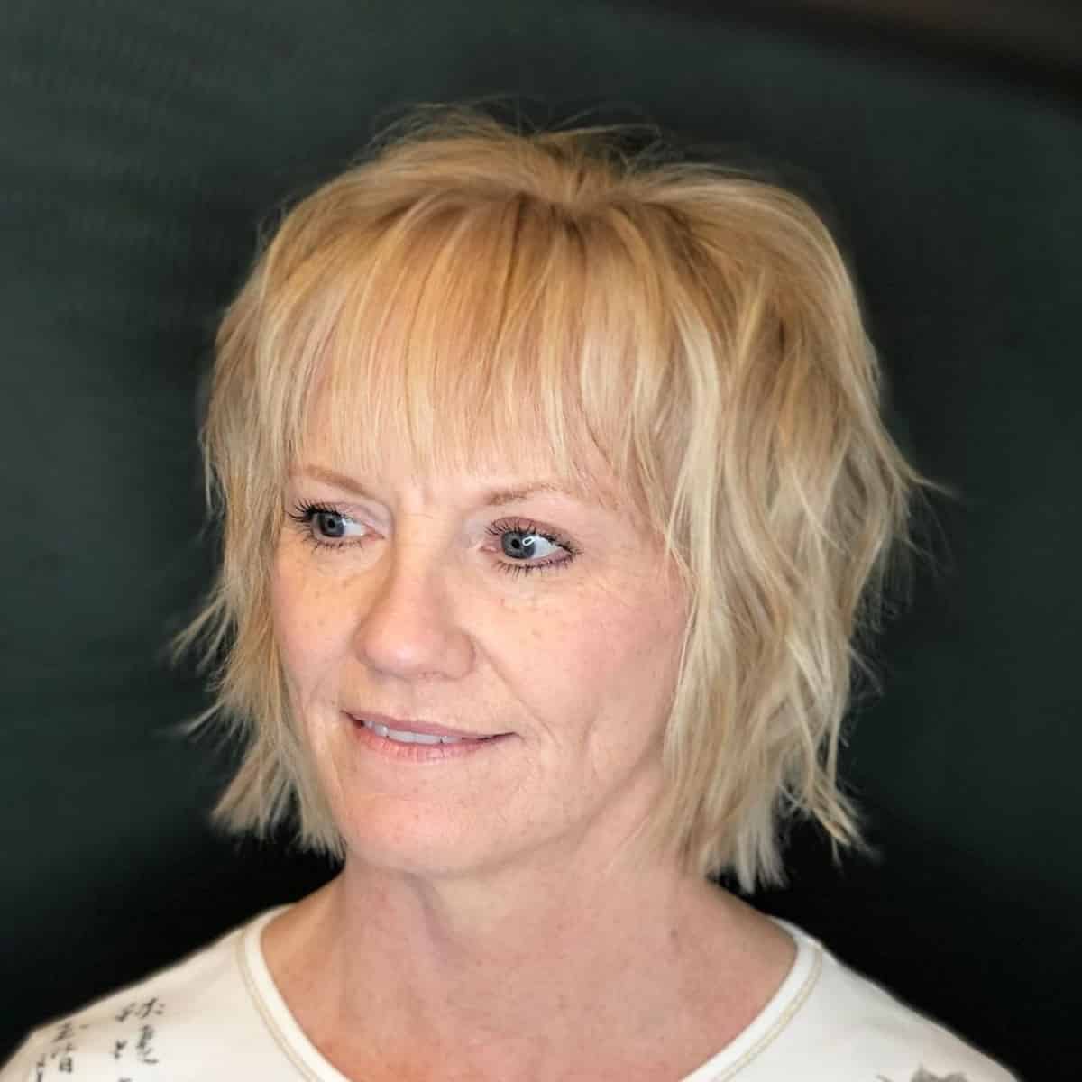 Cut the hair of a chin for women in the 1960s