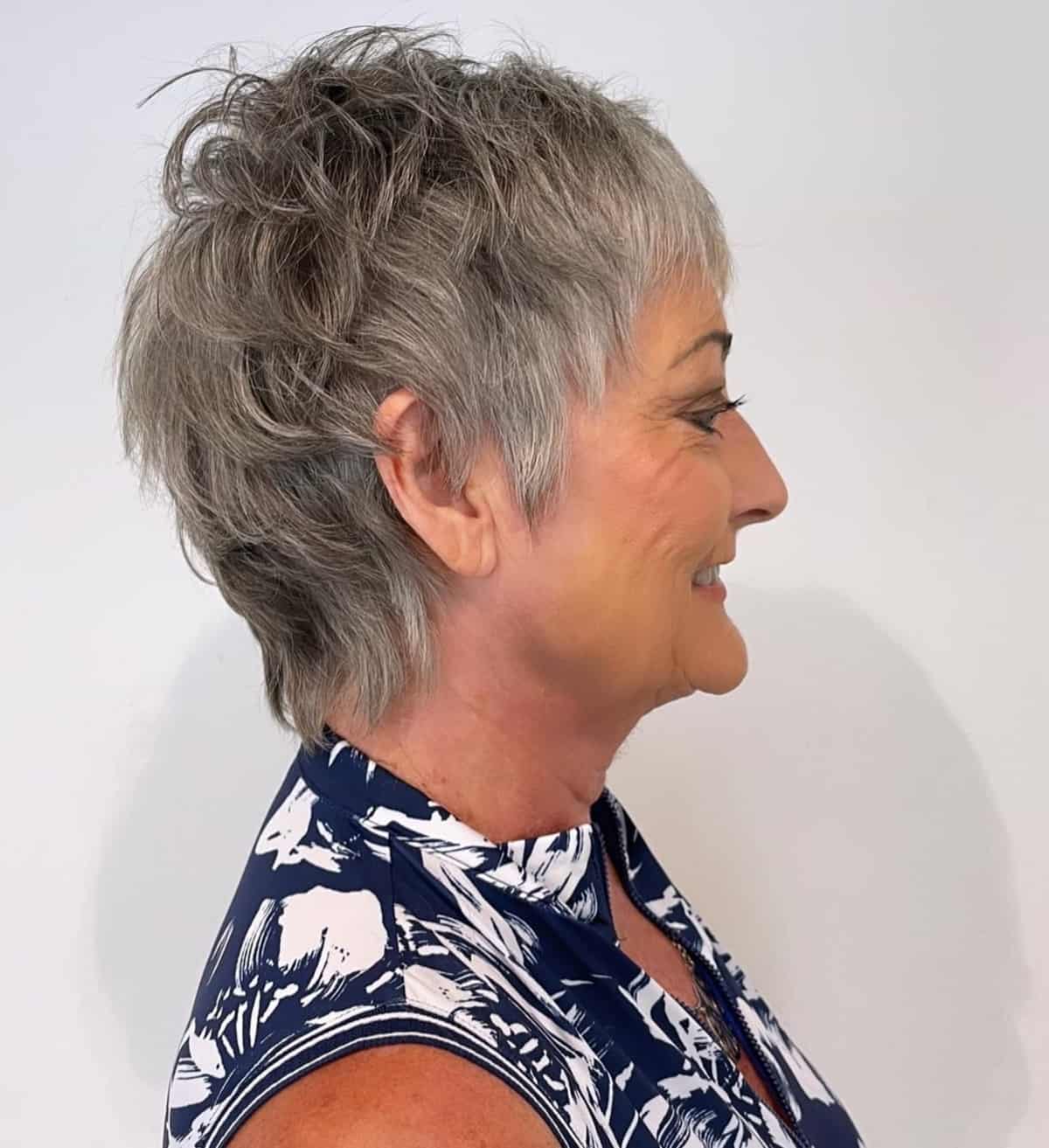 Classic jaw for 60 -year -old women