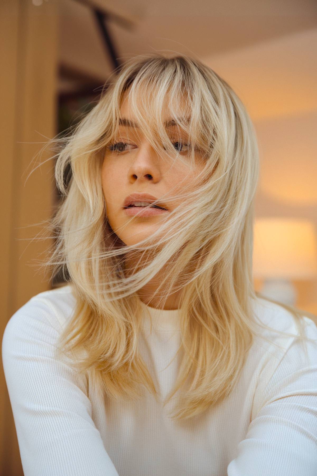 Soft, butter -like blonde layers with ultra -light, wispy pony for a delicate and airy effect