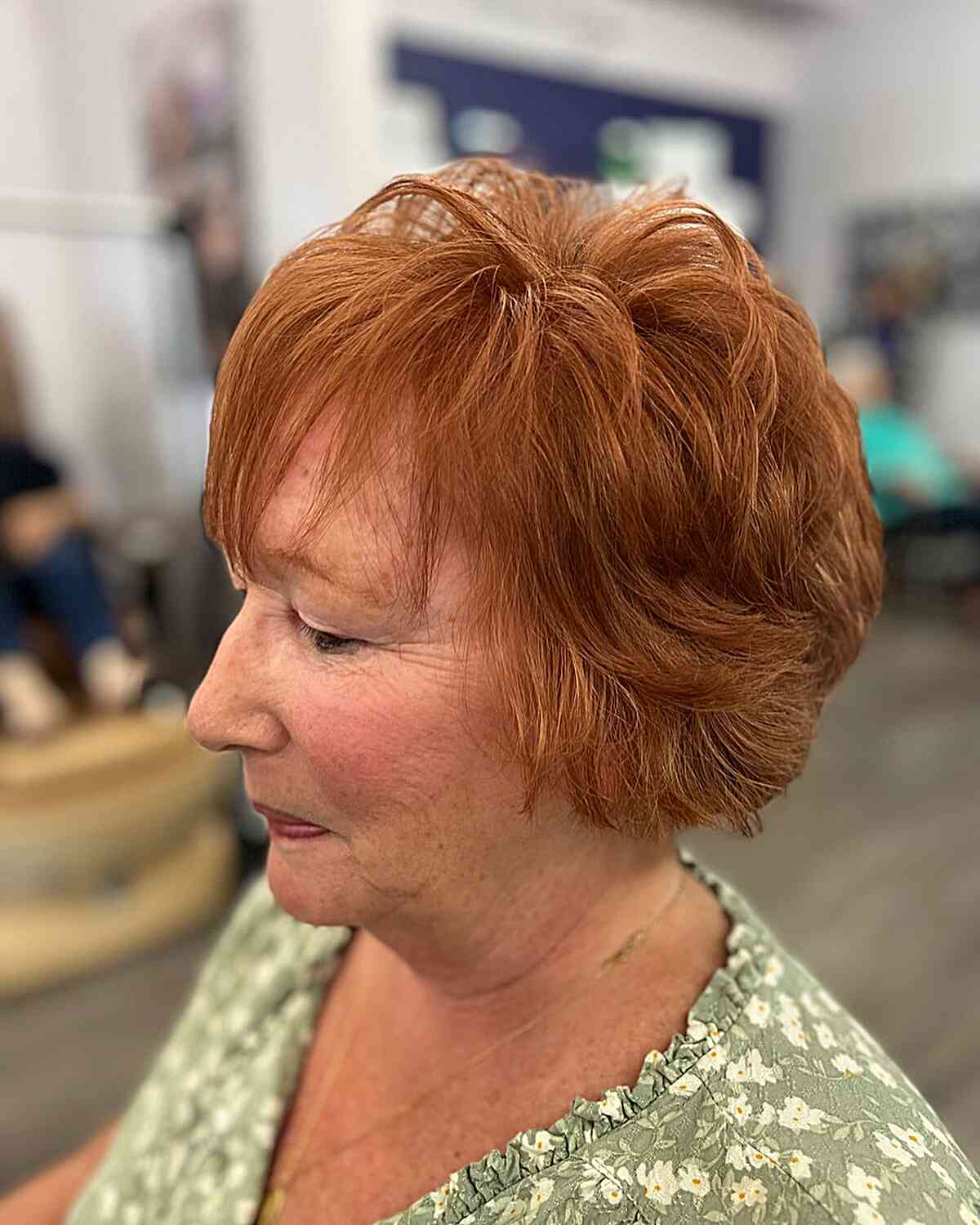 Pixse copper feathers with light bangs on the elderly in addition to 60