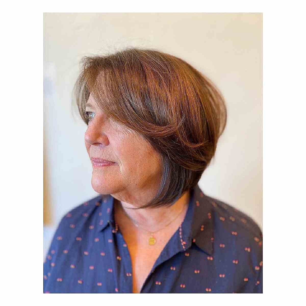 Cut the layers of the layers with side bangs