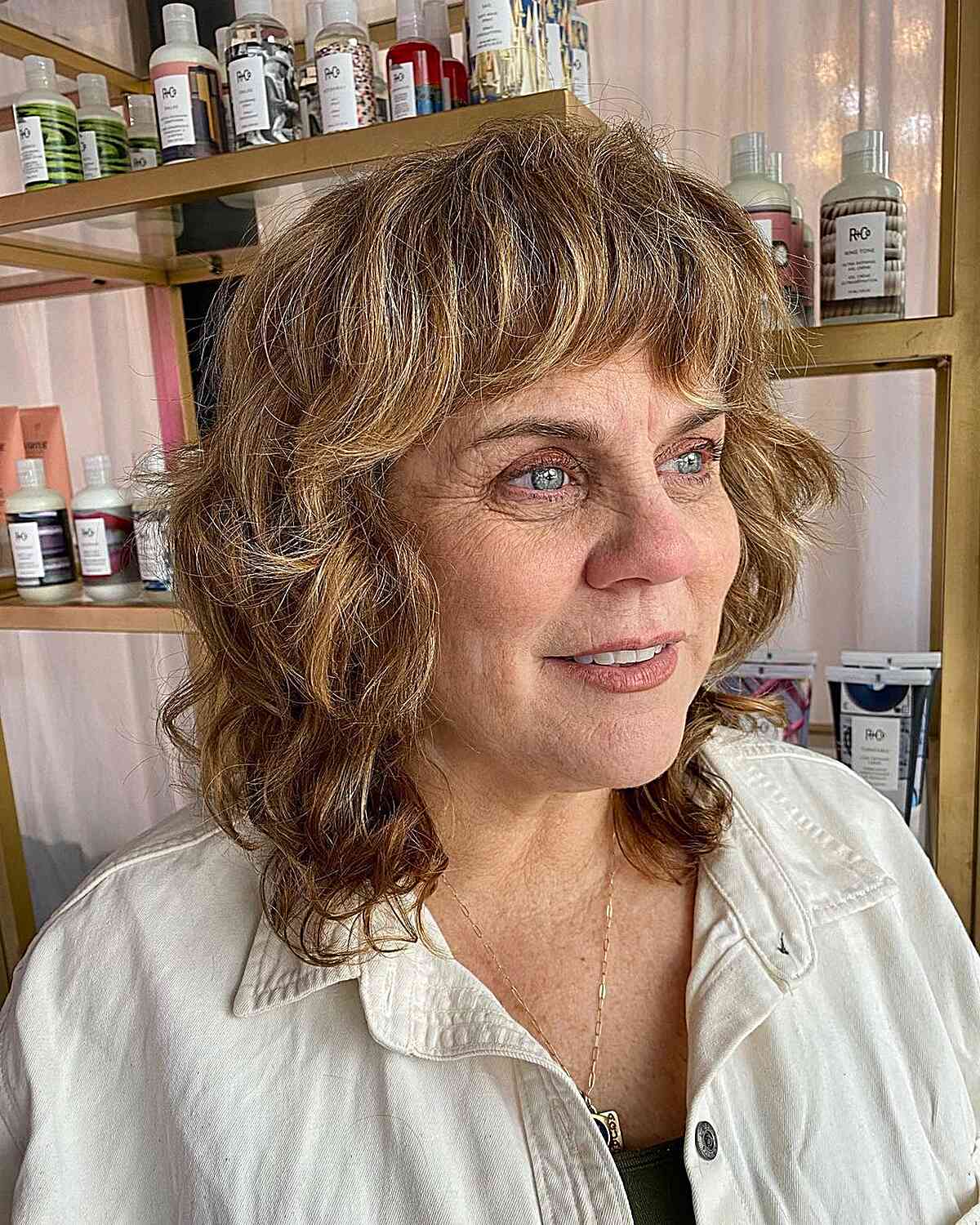 Women wavy pattern with medium -length layers with the wavy bangs of women more than 60