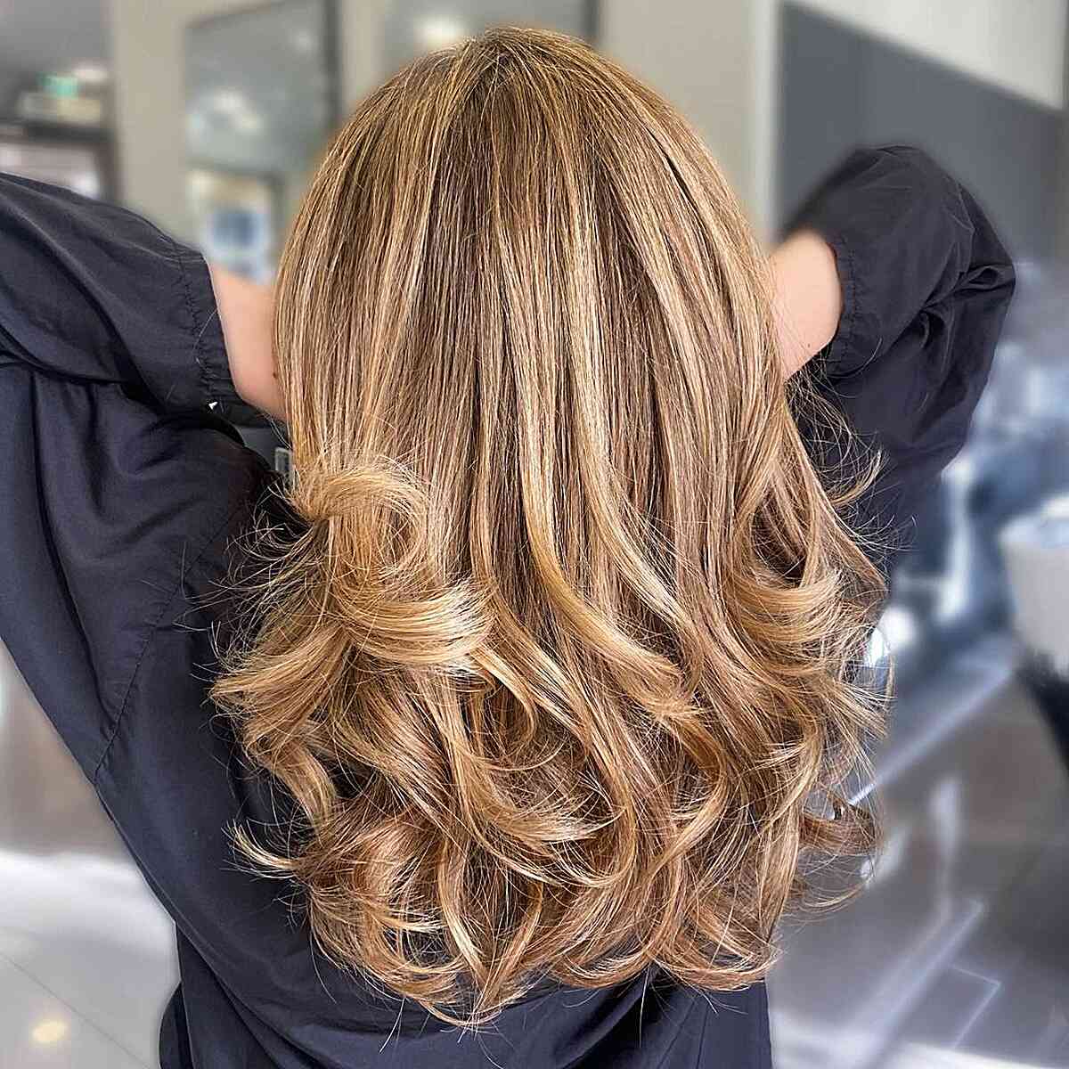 Bright caramel blonde highlights for medium -sized hair