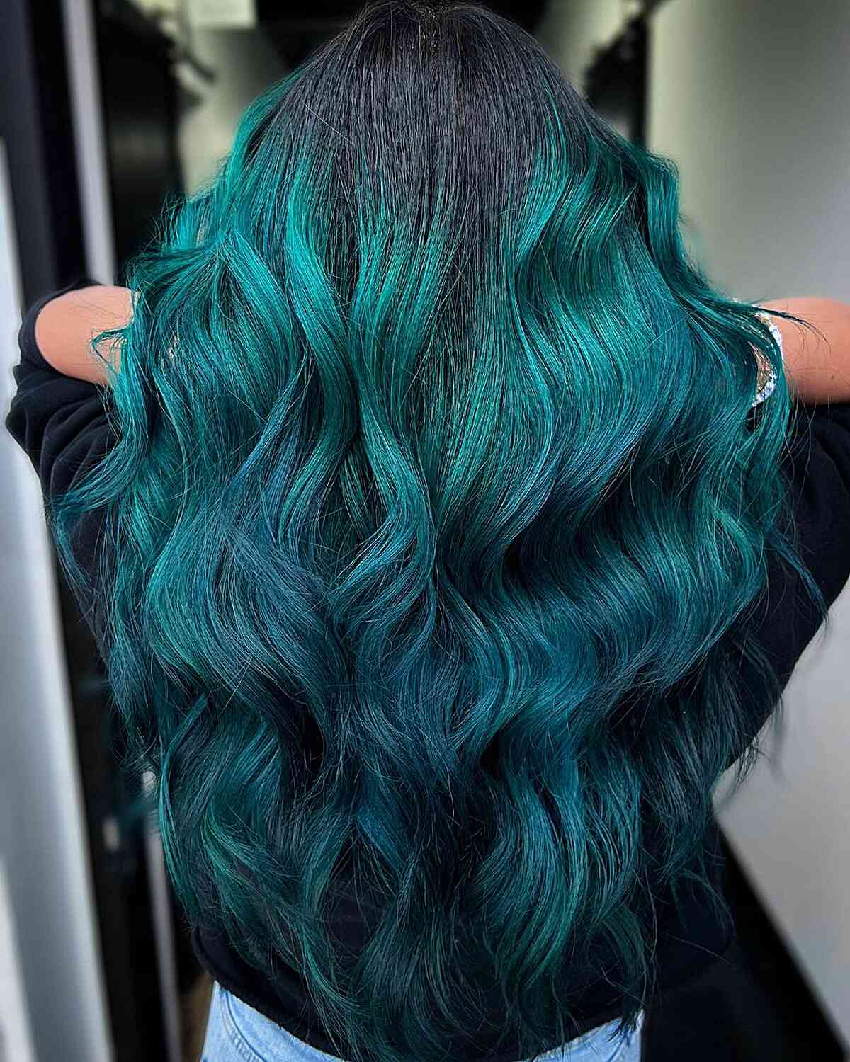 Schwarz bis blaufarbene Farbe schmelzen Haare für Damen mit langen, welligen Haaren