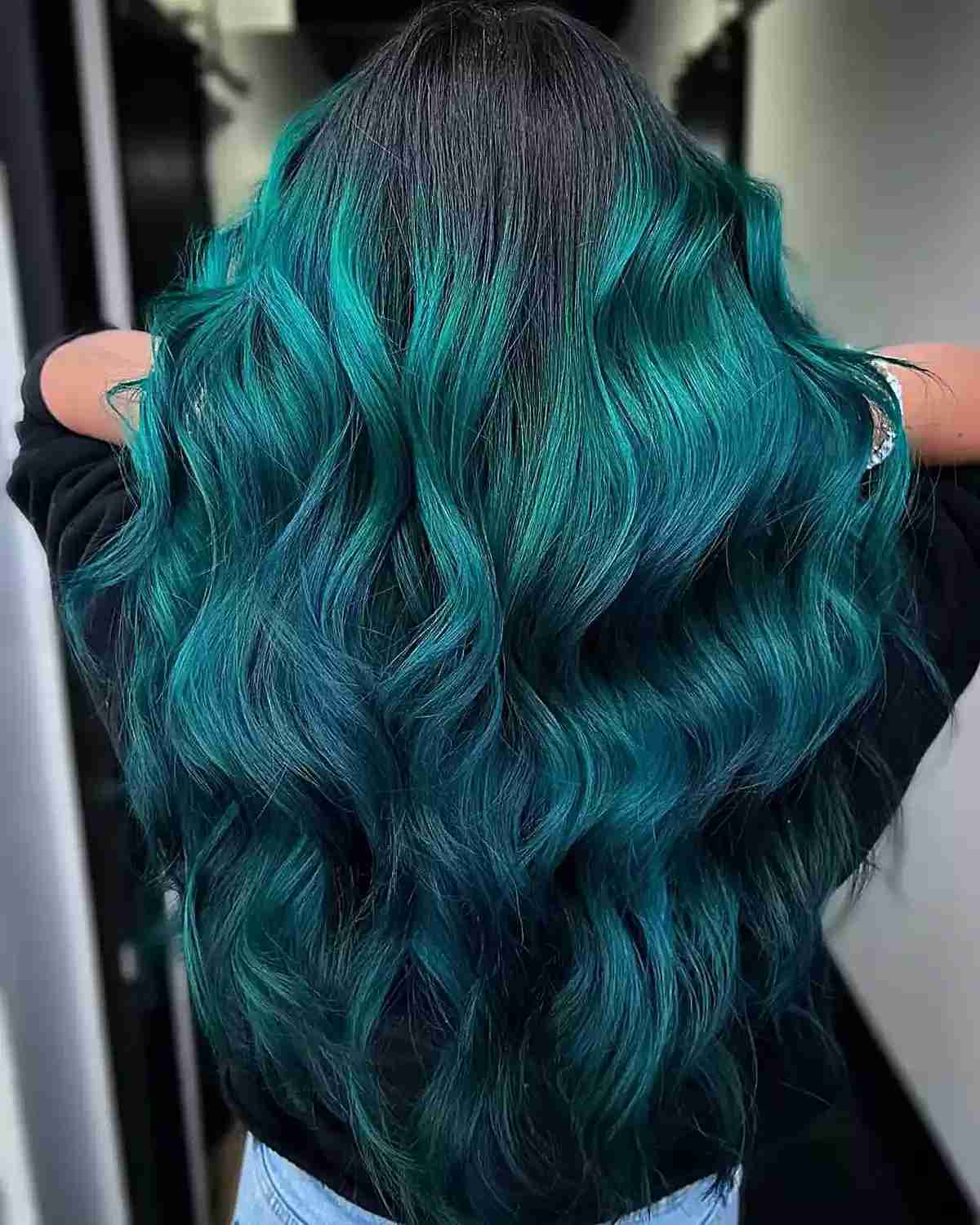 Blaugrüne Balayage auf langen, welligen Haaren
