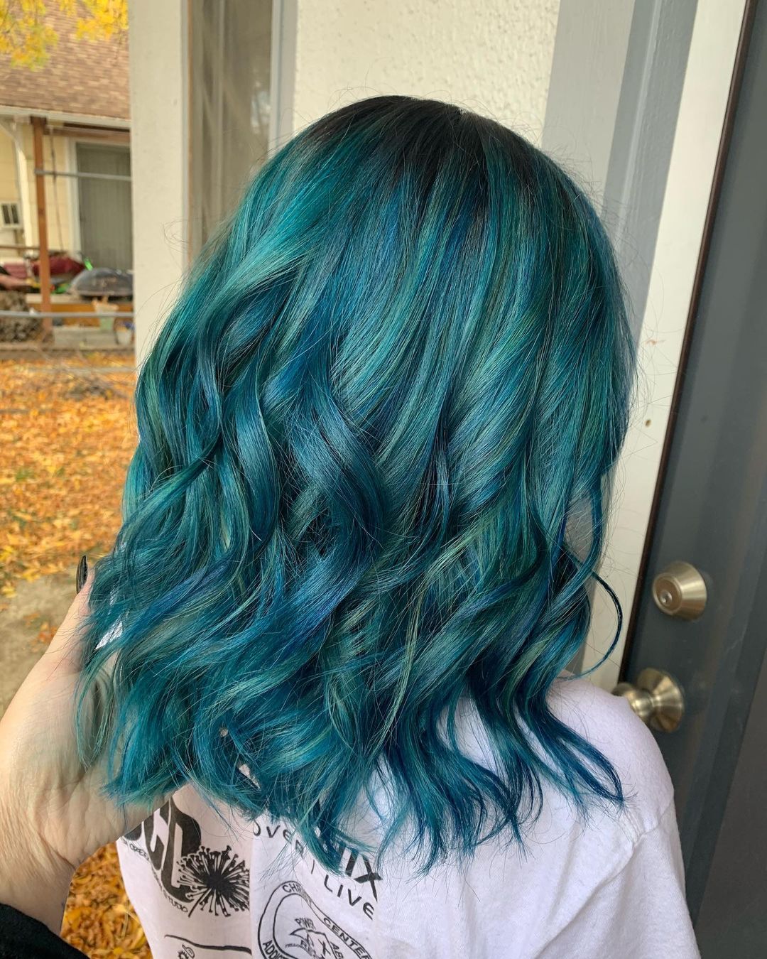 Grünlich blaublau