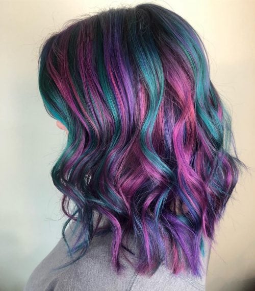 Pfauenhaarfarbe mit lila und blaugrünen Schatten