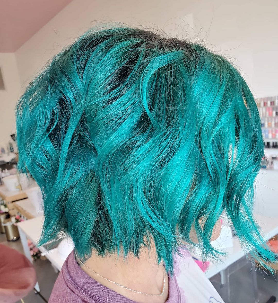 Kurze blaugrüne Haare