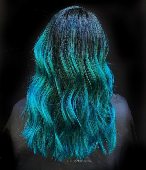 Tipps von Emerald Green auf blaugrünem Ombre -Haar