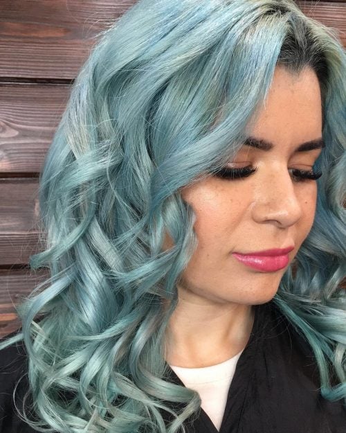 Leichte blaugrüne Haarfarbe
