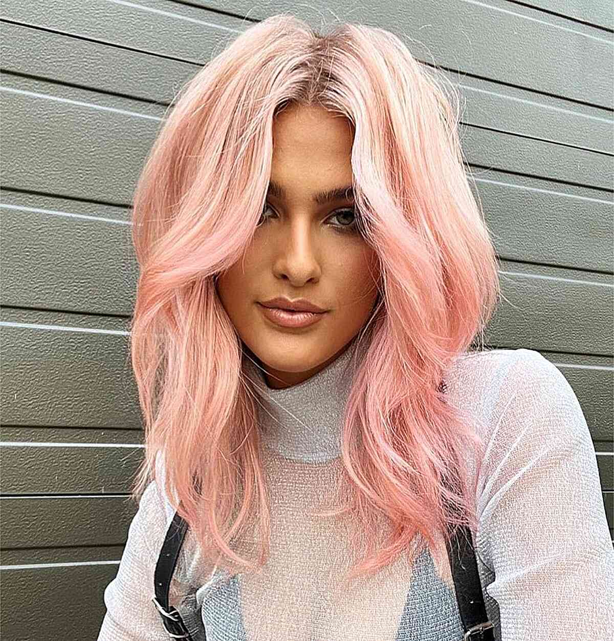 Pastellrosa zottelige Haare mit einem mittleren Teil für Haare mit mittlerer Länge