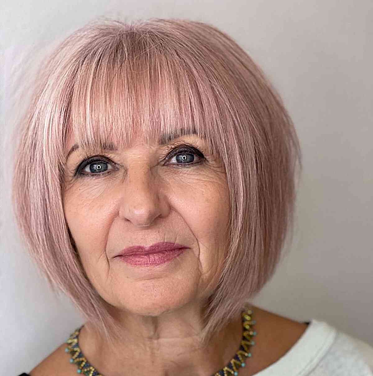 Leichter Baby rosa Bob für ältere Damen mit Pony und dünnem Haar