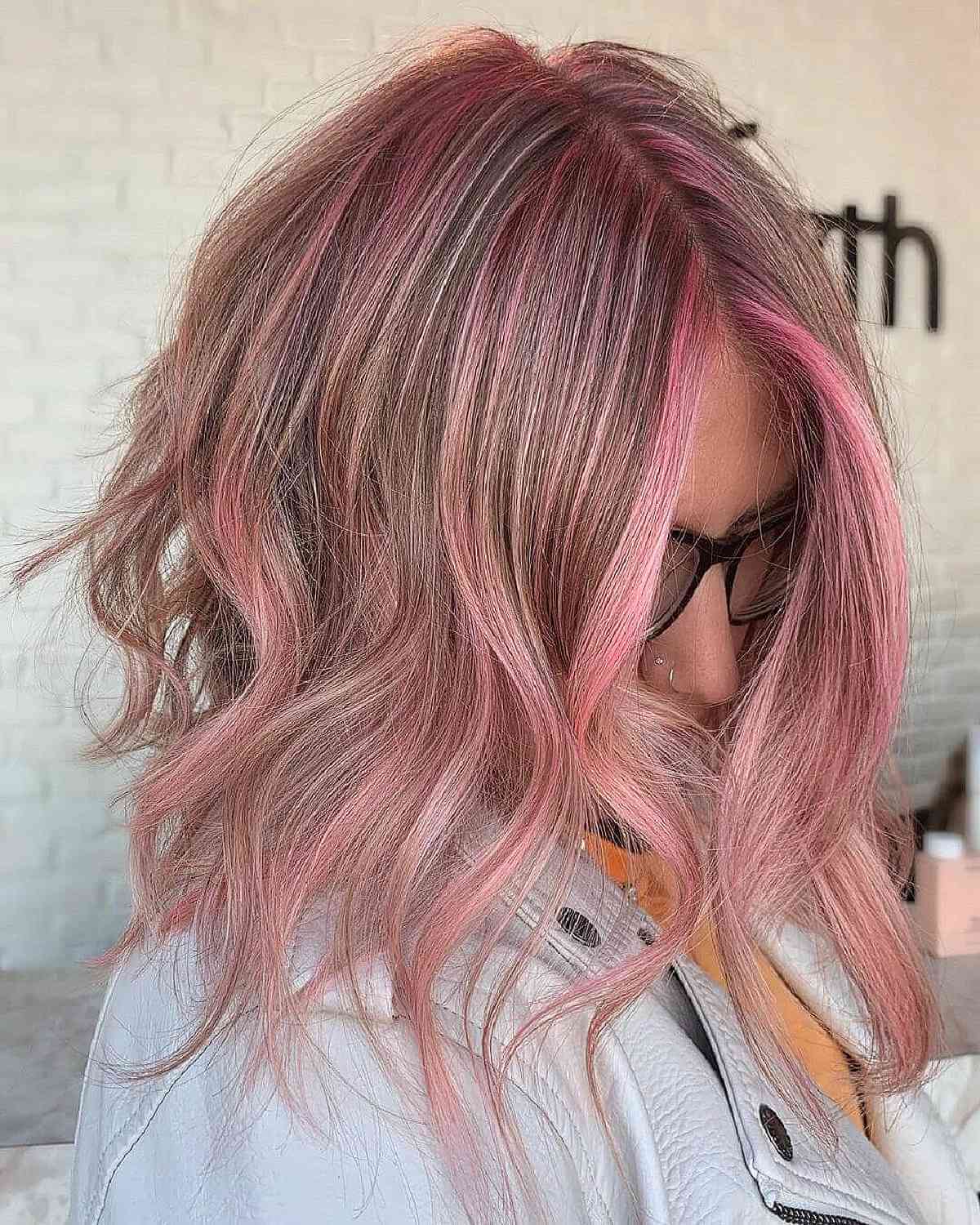 Braunes Haar mit hellen Rosa -Highlights