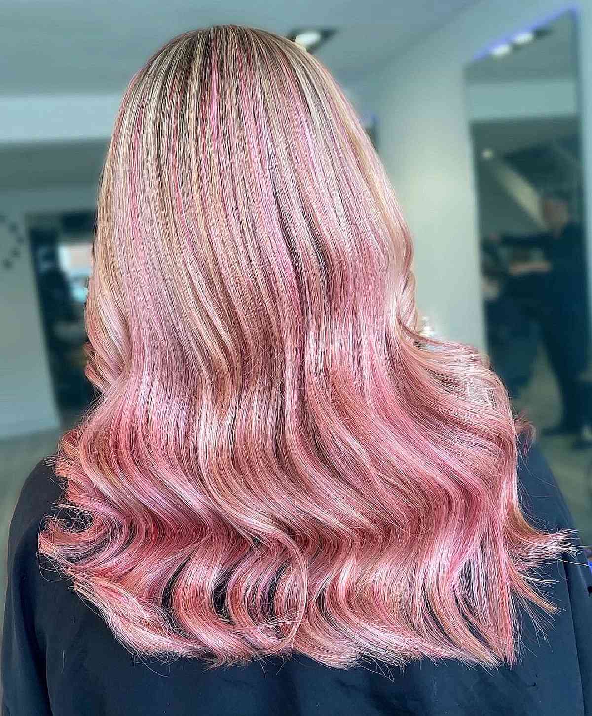 Blonde Haare mit hellen rosa Highlights 