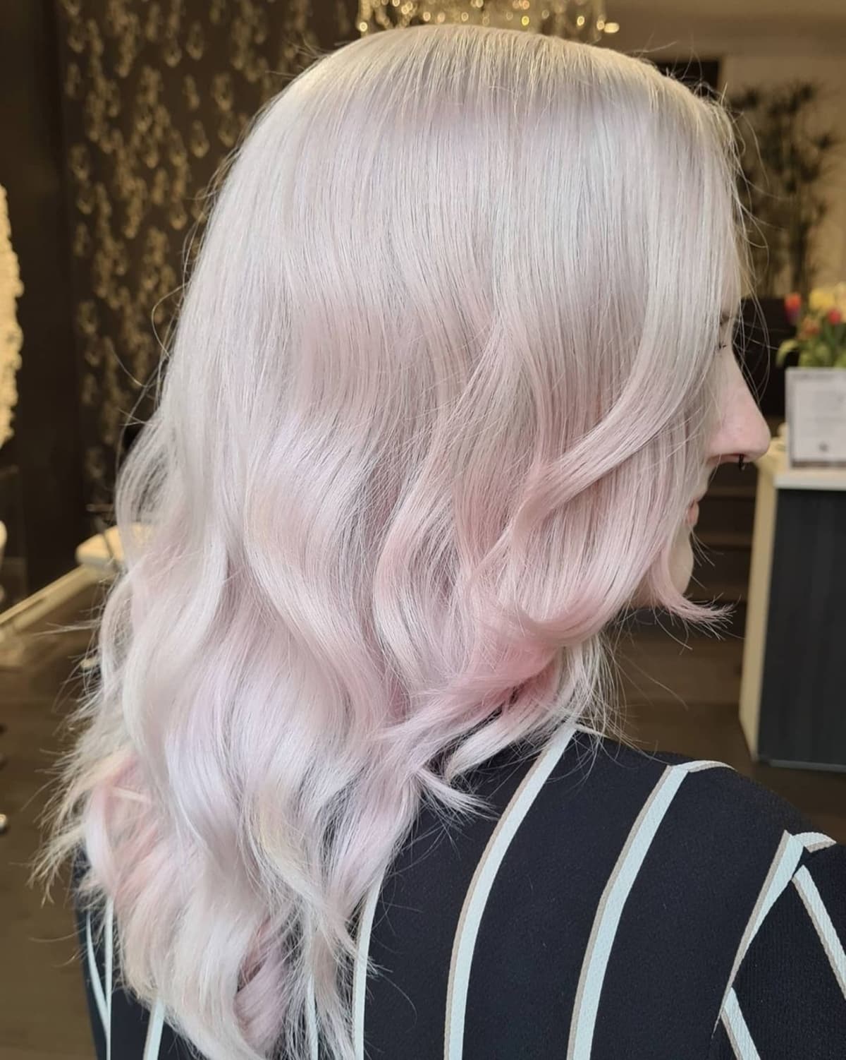 Hauch von Pink auf weiße blonde Haare