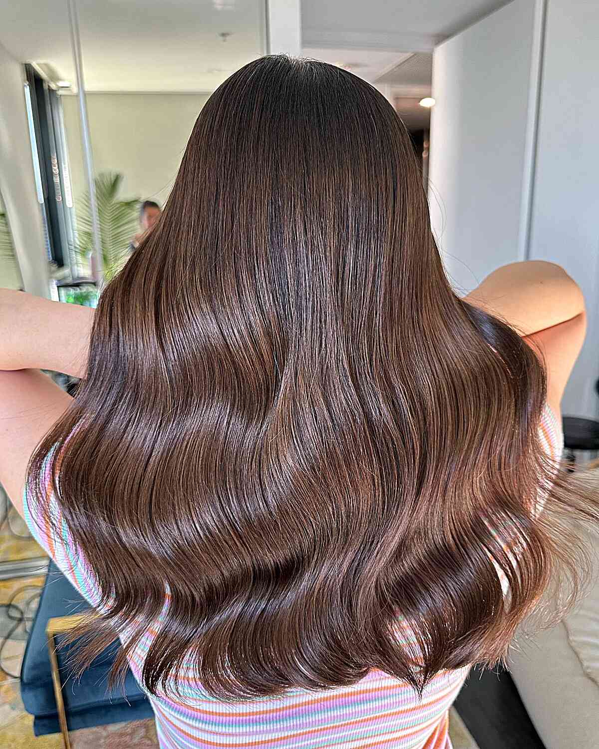Langlange reichhaltige und warme schokoladenbraune Balayage mit dunklen Wurzeln