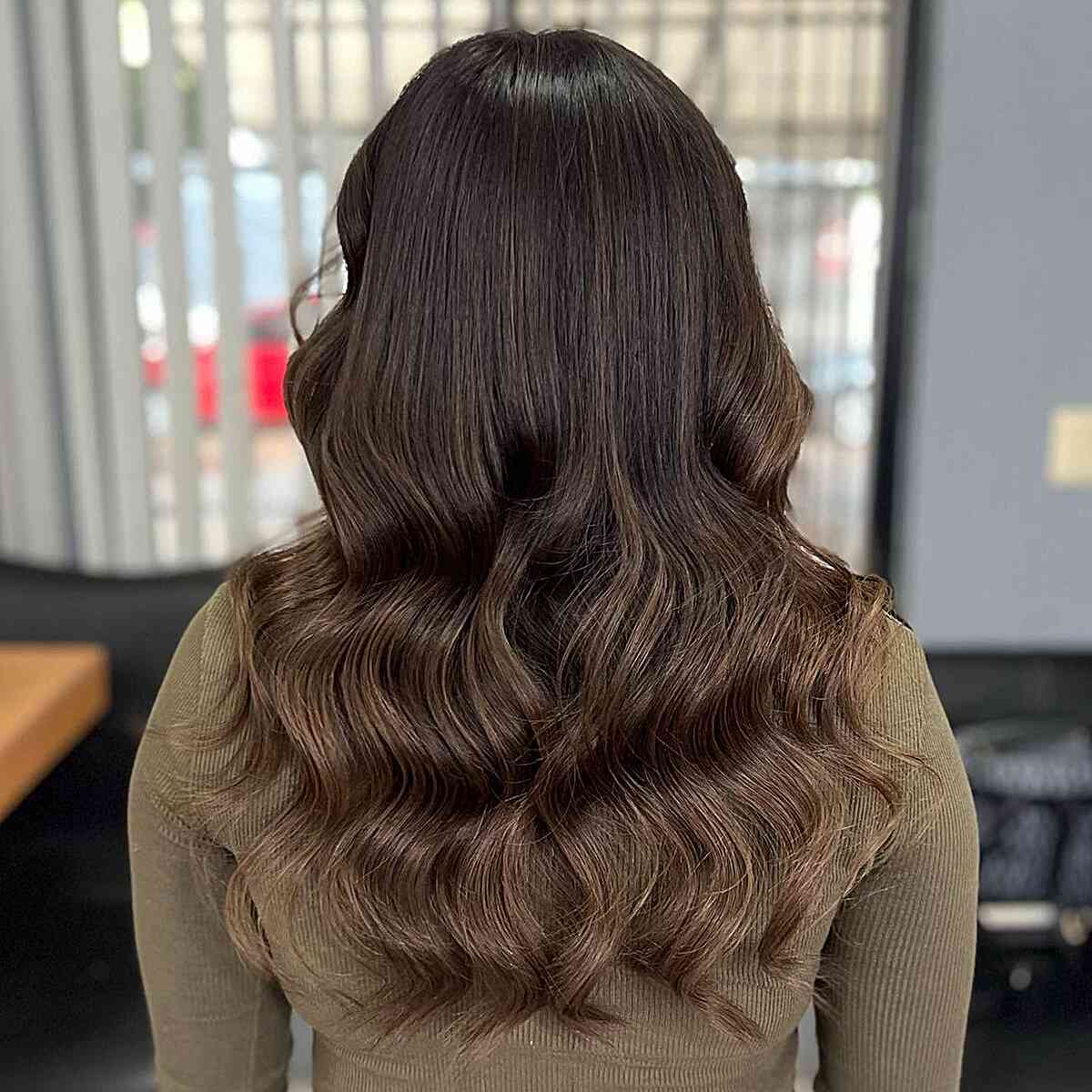 Langes, welliges schokoladenbraunes Haar Balayage mit helleren Enden