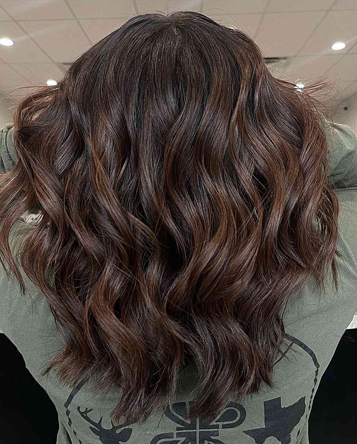 Reiche Schokoladenbalayage mit braunen Kastanien-Highlights für Haare mit mittlerer Länge mit welligen Schichten