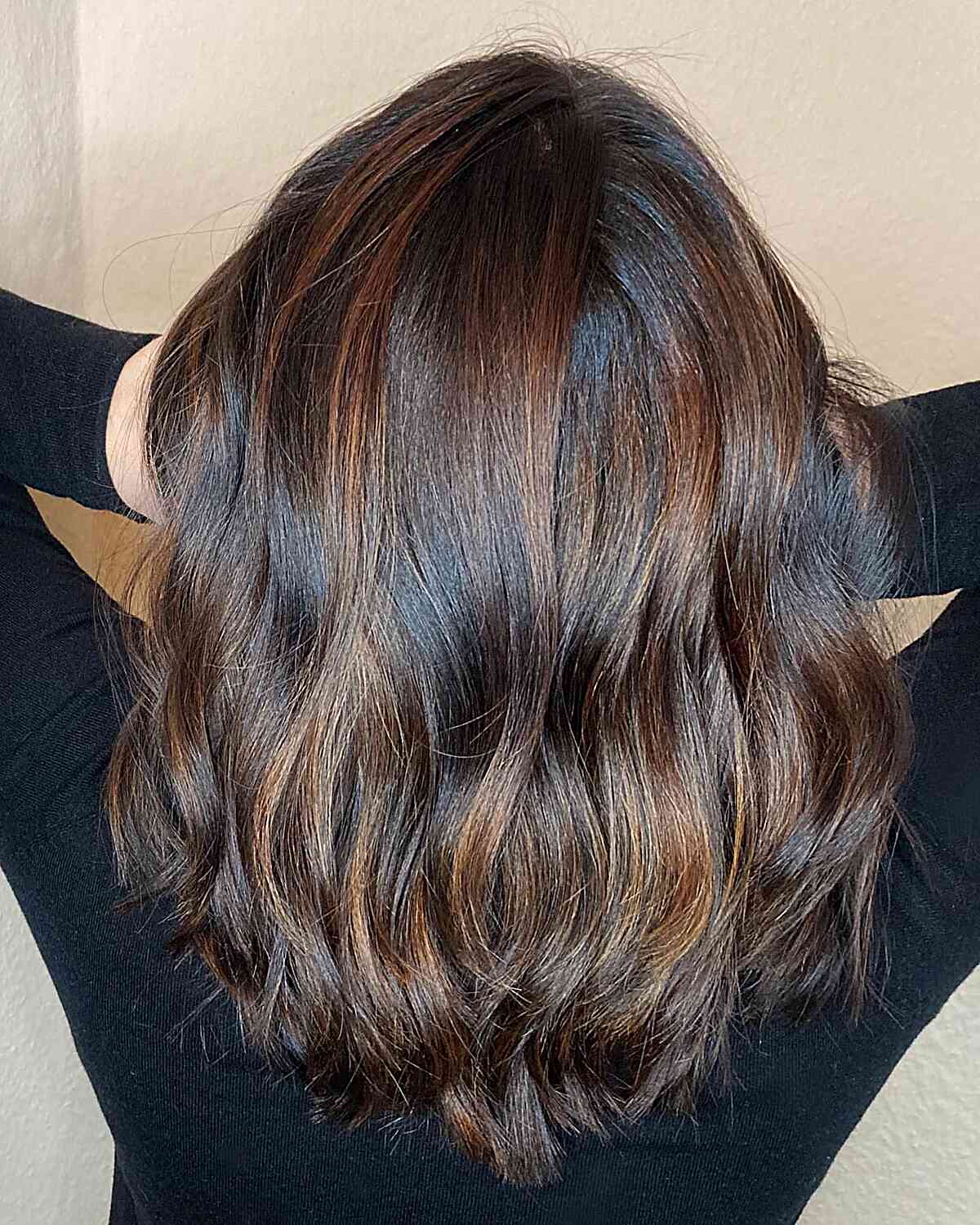 Mittelgeschnittene dunkle Schokoladenbrunette Balayage mit Karamell-Highlights