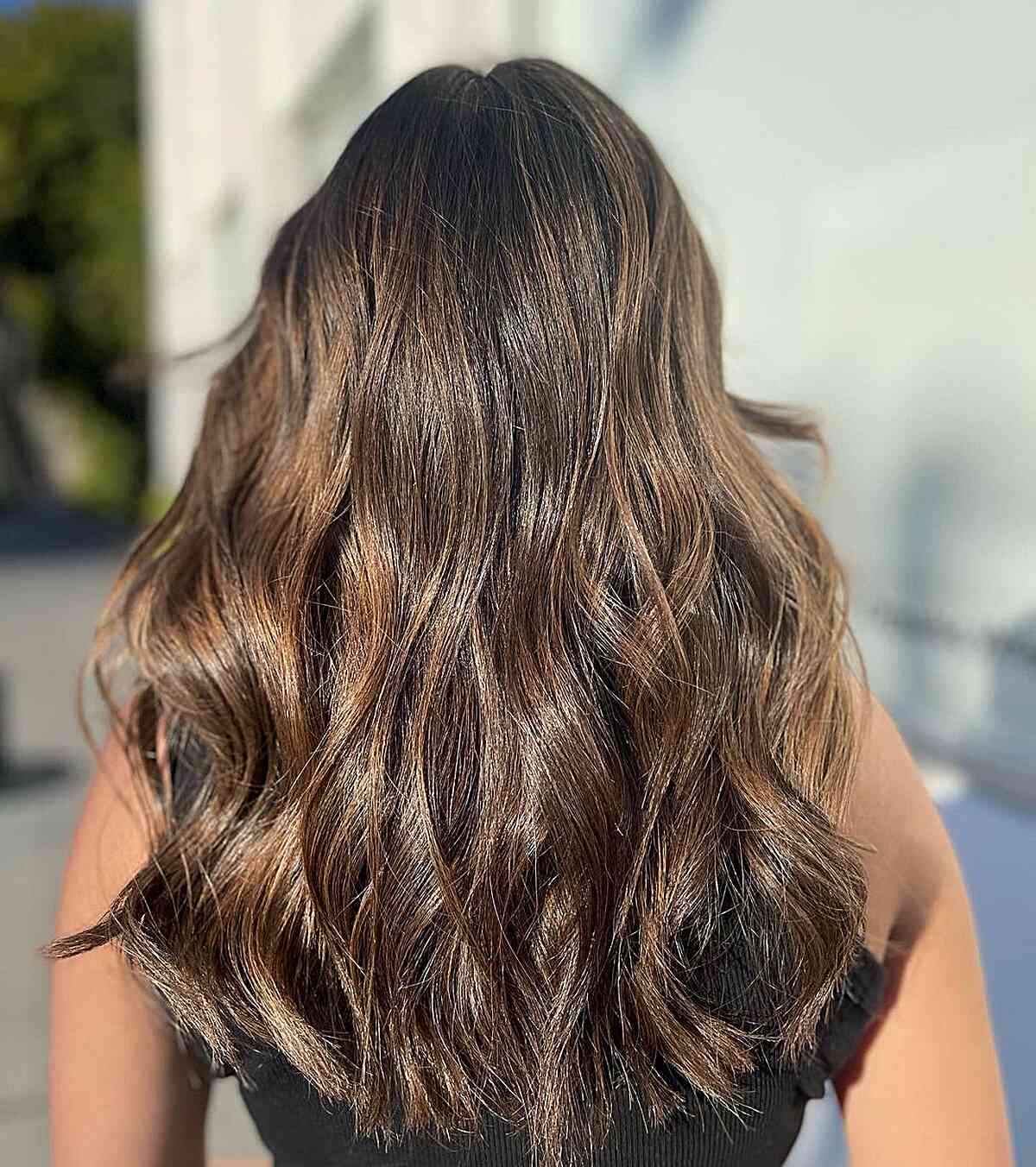 Goldene schokoladenbraune Balayage-Wellen mit mittlerer Länge mit Schichten