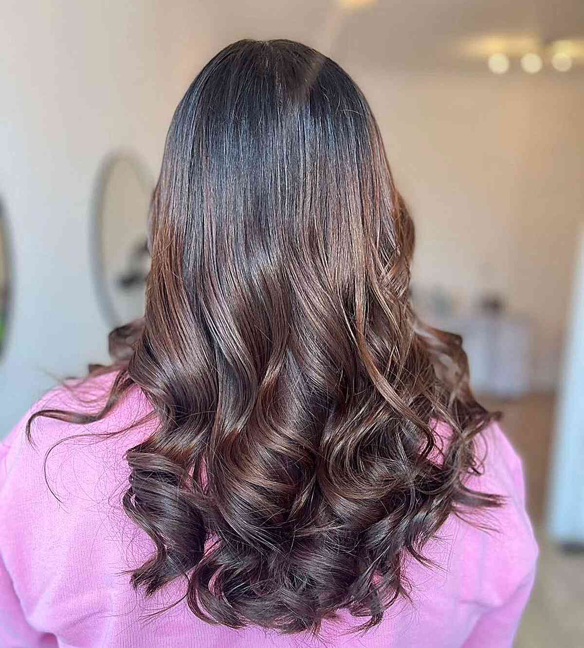 Schokoladen -Mokka -Balayage Haarfarbe mit mittleren bis langen Wellen