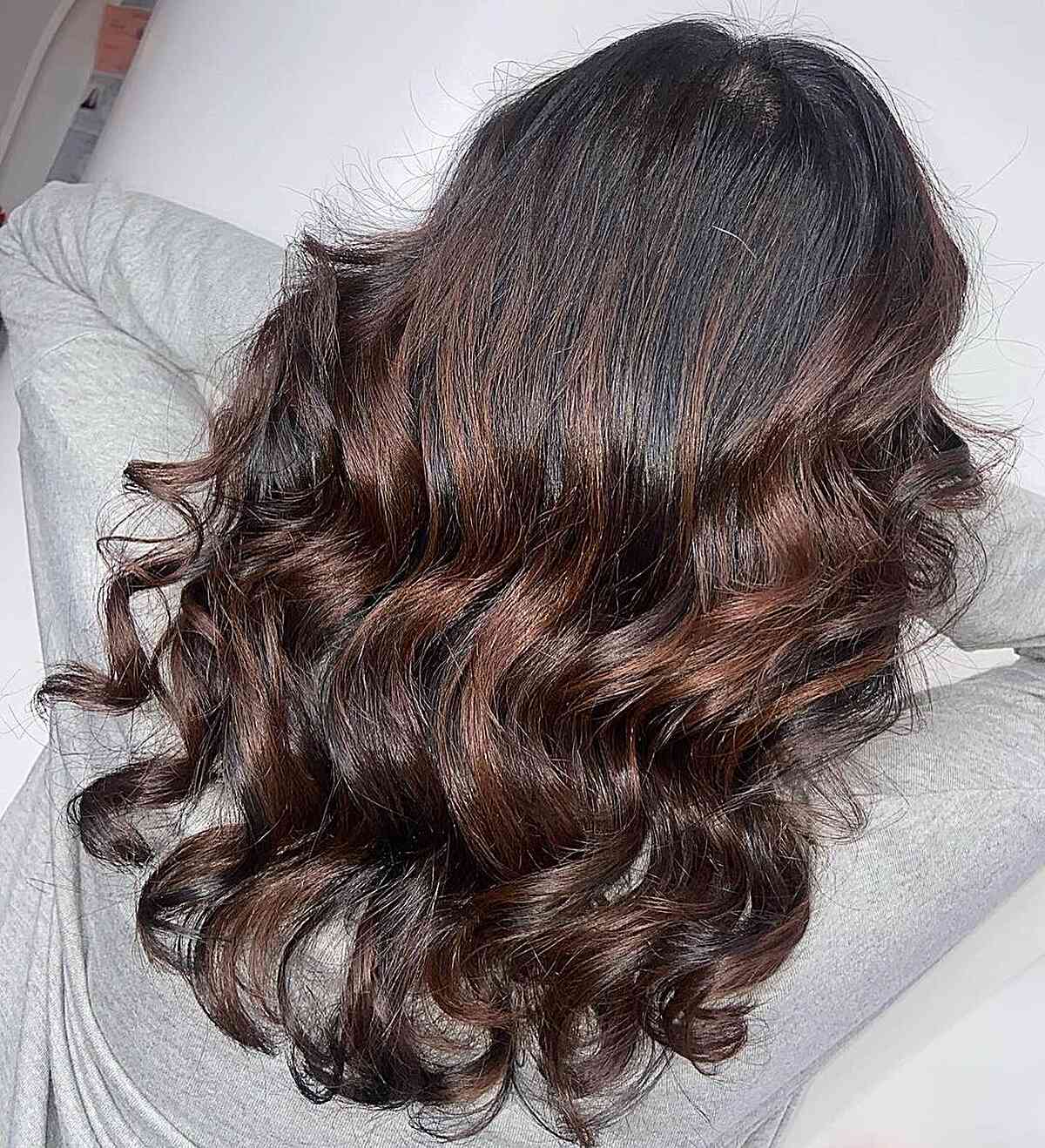 Mittellange Auburn Chocolate Braun braune Balayage-Haare mit Wurzelschmelze